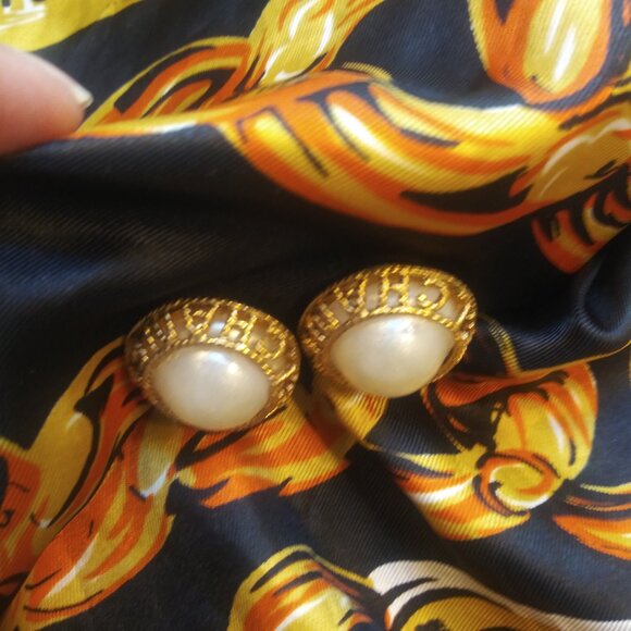 CHANEL Vintage 90s Faux Pearl Rope Logo Framed Button Earrings Clip-on - Picture 2 of 3
